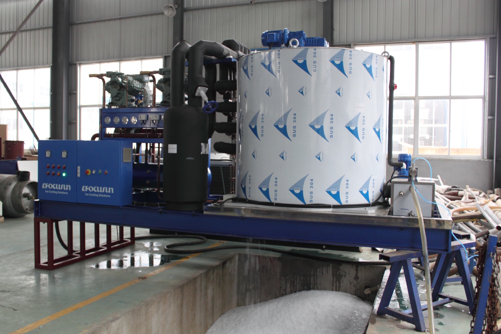 Industrial flake ice machine